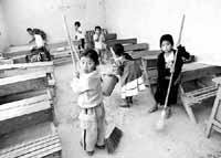 La Unicef insiste en que uno de los "enormes desafíos" de México es lograr que los niños tengan mayor acceso a la educación. En la imagen, niñas mixtecas limpian su escuela