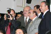 Con una cámara fotográfica, el senador panista Gustavo Madero. Lo acompañan Graco Ramírez, Jesús Murillo Karam y José Eduardo Calzada, durante la sesión de ayer en el recinto legislativo de Xicoténcatl