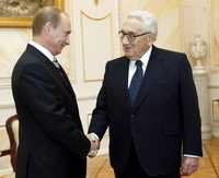 El presidente ruso dialoga con el ex secretario de Estado estadunidense Henry Kissinger, quien realiza una visita privada a Moscú