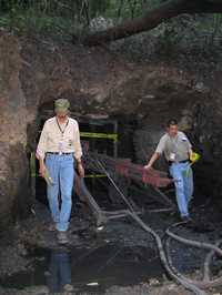 Empleados de la Profepa coloca sellos en la excavación realizada en el Cerro de la Silla, supuestamente para obtener material que fue enviado a un laboratorio