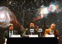 Yair Krongold, José de Jesús Franco López y Luc Binette en la conferencia donde anuncian el descubrimiento de material intergaláctico que hizo posible la vida
