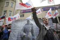 Jóvenes rusos se manifiestan en Moscú contra la remoción en Tallin del monumento a los soldados soviéticos que liberaron Estonia de los nazis