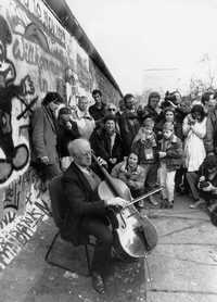 El violonchelista y director de orquesta ruso Mstislav Rostropovich, en noviembre de 1989, cuando ofreció un concierto memorable con obras de Johann Sebastian Bach al pie de los restos del Muro de Berlín