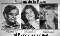 Un cartel de la organización Madres de Plaza de Mayo muestra a mujeres de ese grupo desaparecidas en Argentina durante la dictadura militar. La agrupación humanitaria conmemorará mañana en Buenos Aires el trigésimo aniversario de su fundación