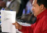 El presidente venezolano, Hugo Chávez, muestra la carta de Fidel Castro, en la cual el gobernante cubano elogia el "socialismo de mercado" impulsado por el "gobierno bolivariano"