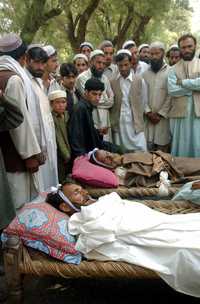 Afganos rodean los cuerpos de seis personas que perecieron ayer durante una redada de fuerzas de ocupación lideradas por Estados Unidos, en el oeste de Kabul.
