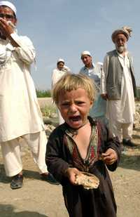 Un niño llora después de enterarse del fallecimiento de sus padres en el operativo de las tropas invasoras