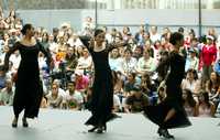 Miles de asistentes desbordaron los escenarios donde se presentaron los actos para celebrar el Día Internacional de la Danza, en los que se pudieron apreciar desde ejemplos de bailes folclóricos hasta las manifestaciones contemporáneas