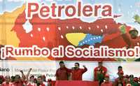 El presidente venezolano Hugo Chávez (centro) habló ayer ante miles de trabajadores petroleros, donde dijo que al retomar el Estado el control de la industria petrolera, se \'\'cierra un perverso ciclo\'\'