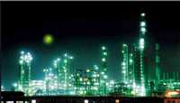 Vista nocturna de una planta de la China National Petroleum Corp. (CNPC) en la ciudad de Liaoyang