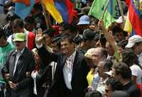 El presidente ecuatoriano, Rafael Correa (al centro), marchó ayer con los trabajadores por las calles de Quito, en un acto sin precedente en el país, para celebrar el Día Internacional del Trabajo