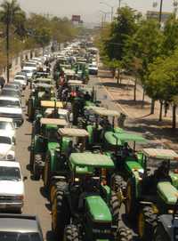 Agricultores de Sinaloa organizaron una caravana de tractores y un plantón en Culiacán, en demanda de precios de garantía para el maíz