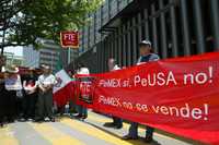Miembros del Frente de Trabajadores de la Energía en México se manifestaron frente a la torre de Pemex para rechazar las reformas a la Ley del ISSSTE y pronunciarse contra la eventual privatización de Petróleos Mexicanos