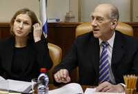 El primer ministro israelí, Ehud Olmert, y la ministra del Exterior, Tzipi Livni, durante una reunión urgente de gabinete ayer en Jerusalén.