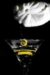 En el que pudiera ser uno de los cocteles más caros del mundo, un barman del hotel Ritz Carlton, en Tokio, deja caer un diamante carat de un quilate (valuado en 15 mil dólares) en un martini, muestra de la boyante economía japonesa