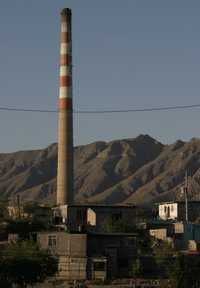 En imagen de archivo, una de las chimeneas de la American Smelting and Refinery Company (Asarco), que recibió permiso para reanudar operaciones a pesar de haber sido acusada de contaminar la zona fronteriza con plomo y arsénico