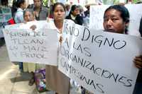 Integrantes de diversas organizaciones campesinas se manifestaron contra el titular de la Sagarpa, Alberto Cárdenas Jiménez, frente al hotel donde se realizaba el foro de consulta del Plan Nacional de Desarrollo