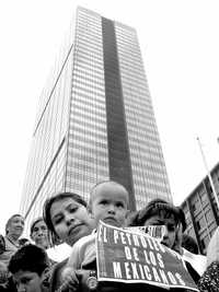 Protesta frente a la torre ejecutiva de Pemex