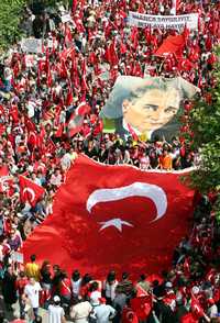 En Manisa, Turquía, los manifestantes llevaron a la marcha fotografías de Mustafá Kemal Ataturk, fundador de la república turca moderna