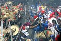Como desde hace 77 años, familias enteras del pueblo del Peñón de los Baños escenificaron la batalla de Puebla, entre el ejército francés y las tropas mexicanas. En esta ocasión, el saldo fue de ocho personas lesionadas por quemaduras de pólvora