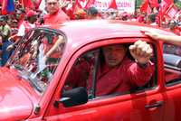 El presidente de Venezuela, Hugo Chávez, llegó a un acto donde lo esperaban sus simpatizanates, manejando un auto de Volkswagen, en Caracas