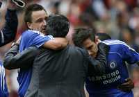 Mourinho, técnico del Chelsea, consuela a sus jugadores