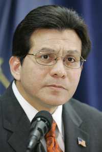 El procurador general estadunidense, Alberto Gonzalez, contra quien continúan las peticiones para que renuncie FOTOAp