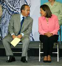 El Presidente durante la reunión con mujeres trabajadoras en la residencia oficial de Los Pinos. En la gráfica, conversa con su esposa, Margarita Zavala