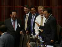 El ex presidente Vicente Fox Quesada y un grupo de diputados federales. Imágenes de archivo