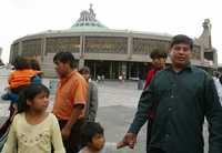 Familiares y amigos de la finada Ernestina Ascensión visitaron la Basílica de Guadalupe ayer; a la derecha, su hijo Julio Inés