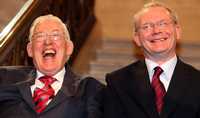 El reverendo protestante Ian Paisley, y el líder católico Martin McGuinness, luego de jurar ayer como primer ministro y viceprimer ministro, respectivamente, del nuevo gobierno de unidad para Irlanda del Norte
