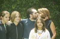 El empresario Carlos Ahumada, acompañado de su esposa y sus tres hijos, en el jardín de su casa en la colonia San Angel Inn, después de ser puesto en libertad