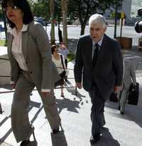 Luis Posada Carriles al llegar, en días pasados, a una corte federal de El Paso, Texas, acompañado de una abogada de su equipo de defensa