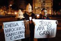 Con carteles en favor del uso del condón miembros de la comunidad gay protestaron en Sao Paulo, a la llegada del máximo jerarca de la Iglesia católica