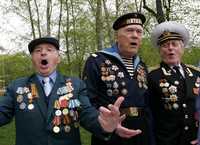 Veteranos de la Segunda Guerra Mundial celebran en el parque Gorky, de Moscú, el Día de la Victoria
