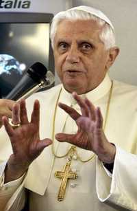 El papa Benedicto XVI conversó ayer sobre el aborto con periodistas que cubren sus actividades, a bordo del avión que lo trasladó de Roma, Italia, a Sao Paulo, Brasil