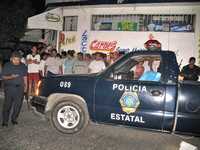 Dos policías fueron asesinados ayer cuando realizaban un rondín en la colonia La Manga, de la ciudad de Villahermosa, Tabasco