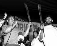 Ignacio del Valle (izquierda) y Adán Espinoza, dos de los líderes de ejidatarios de San Salvador Atenco, en una fotografía de julio de 2002. Familiares de Del Valle denunciaron el hostigamiento que padece en prisión