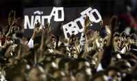Católicos esperan la llegada del papa Benedicto XVI al estadio de futbol de Pacaembú. La pancarta dice: "No al aborto"