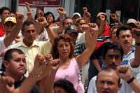 Integrantes de la Coordinadora Estatal de Trabajadores de la Educación de Guerrero marcharon hasta las oficinas del ISSSTE en la entidad, en protesta por la nueva ley