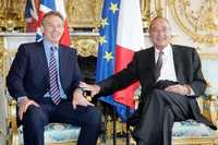 El premier británico Tony Blair y el presidente francés Jacques Chirac, durante una reunión en el Palacio del Eliseo. El inglés viajó a París para conocer un ambicioso proyecto energético del mandatario electo Nicolas Sarkozy