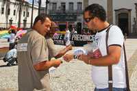 Un activista gay distribuye octavillas y condones durante una manifestación contra las políticas de la Iglesia católica, en Recife, mientras el papa Benedicto XVI visita Brasil