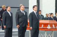 El gobernador Enrique Peña Nieto (derecha) encabezó un homenaje a los guardaespaldas de sus hijos, abatidos en Veracruz la noche del pasado jueves