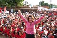 La candidata del PRI a la gubernatura de Yucatá, Ivonne Ortega Pacheco, durante su mitin de cierre de campaña, ante unos 15 mil militantes priístas