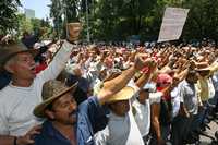 Aspectos de la marcha magisterial de ayer en la capital del país, donde el repudio a la nueva Ley del ISSSTE y a Elba Esther Gordillo unificó a los manifestantes