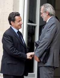 Nicolas Sarkozy, presidente electo de Francia (izquierda), saluda a Jacques Voisin, el líder de la Confederación Francesa de Trabajadores Cristianos, ayer en París
