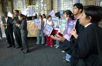 Integrantes de Provida, en protesta afuera del Antiguo Palacio del Ayuntamiento