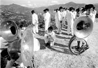 Ensayo de integrantes de la orquesta mixe del Centro de Capacitación Musical de Santa María Tlahuiltotepec, Oaxaca