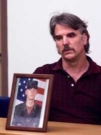 Edward Schober, padre de uno de los soldados plagiados en Irak, durante una conferencia de prensa en la Guardia Nacional, en Nevada