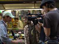 Olallo Rubio, al centro, durante el rodaje de su documental ¿Y tú cuánto cuestas?